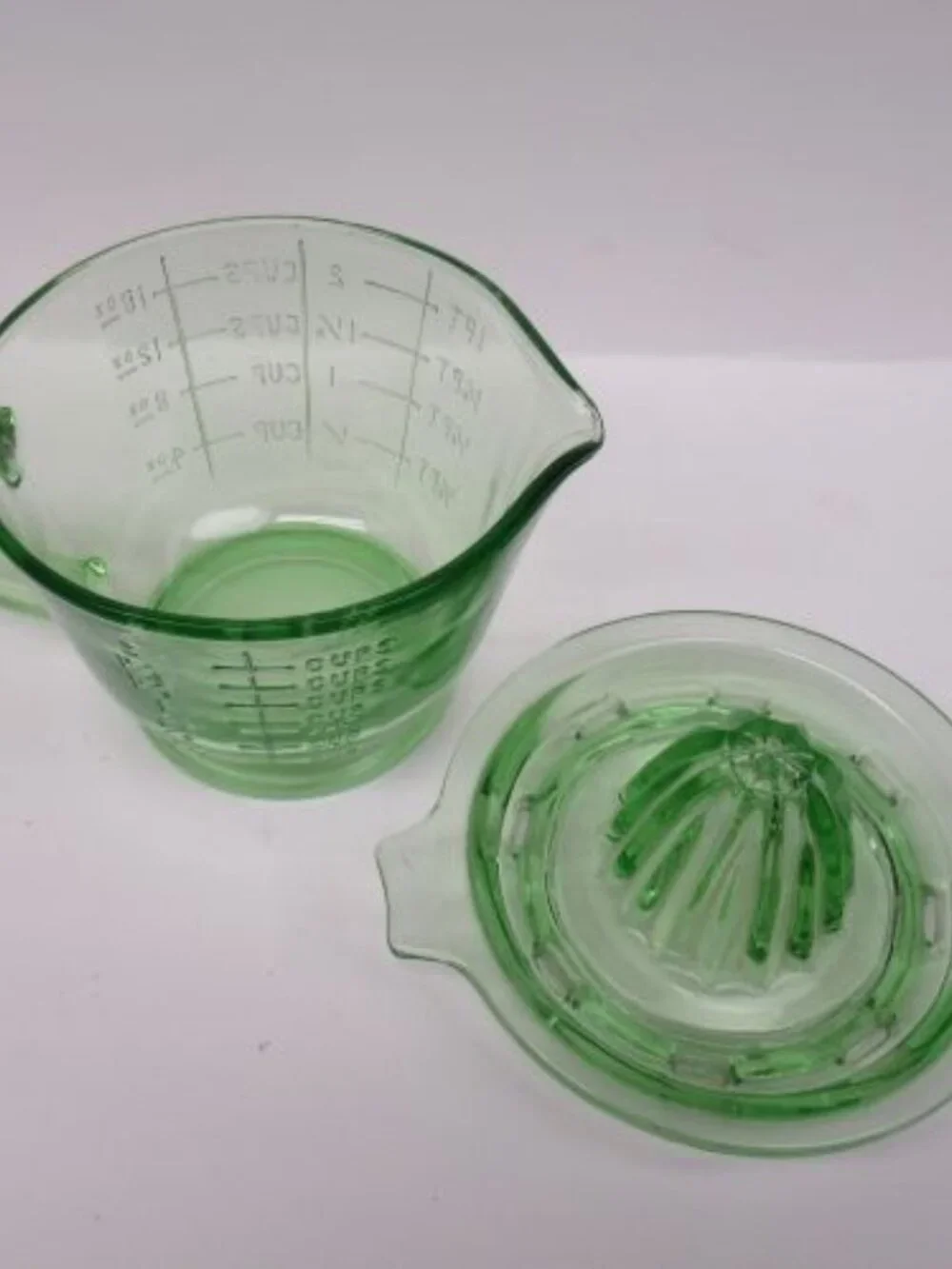 Vintage Depression Green Two-Piece REAMER JUICER with 2 Cup Measure - Picture 5 of 5